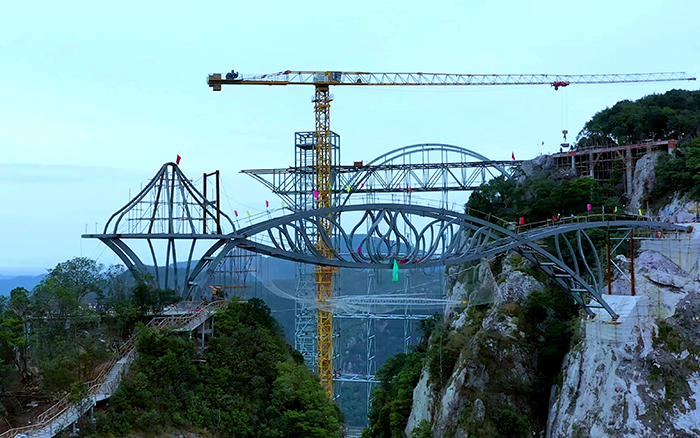 一览众山。】碖8凯发塔机「与山齐肩」
