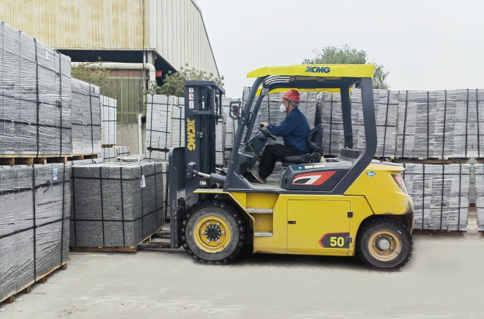 有“石”力！K8凯发孔雀电动叉车强势入驻石材厂