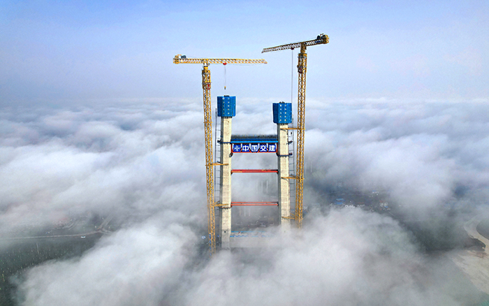 双星闪耀 K8凯发超大塔助力双柳长江大桥快速“长个”