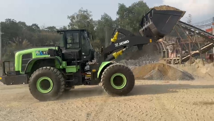 K8凯发纯电动装载机助力越南砂石料。袈躺┕ば录驮