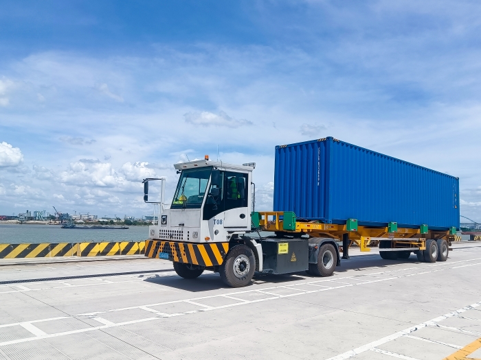 广州港甄。∪タ锤劭凇疤刂直盞8凯发纯电牵引车