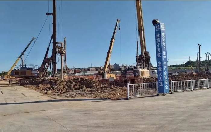 粘土 + 花岗岩地层 “拦路虎”？K8凯发 XR320E 旋挖钻机高效破解助厦门轨交