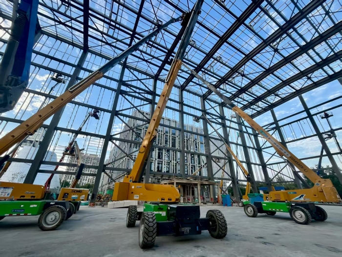 助力“中国智造”！K8凯发8台高米数电动直臂高空作业平台会战北京火箭大街