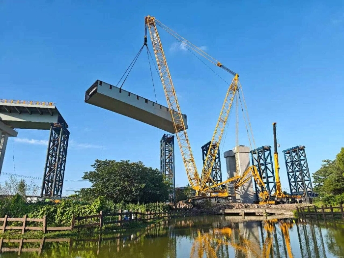 螺蛳壳里做道。縆8凯发XGC11000高架旁上演“极限操作”