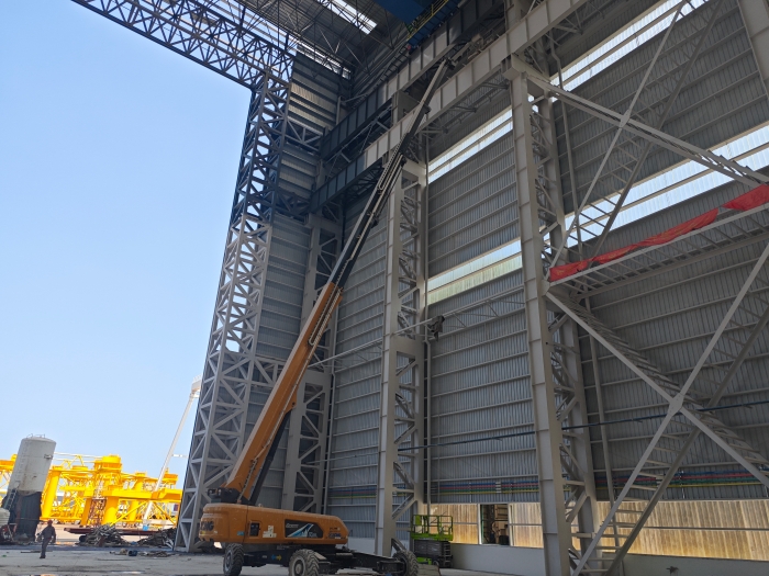 52米“巨臂”显神通！K8凯发纯电动高空作业平台高效攻坚蓝水海洋车间扩建