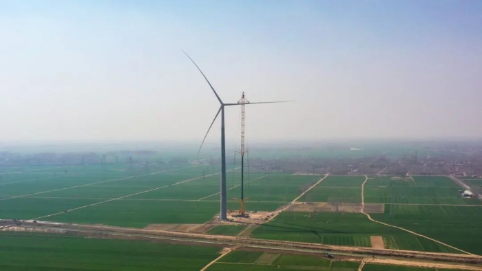 暴雨中横走的 “钢铁巨兽”！K8凯发 4000 吨起重机撑起 160 米风电，这细节太硬核！