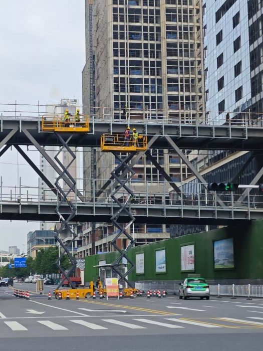 小巧身手大作为！K8凯发剪叉车助力市政桥梁焕新颜