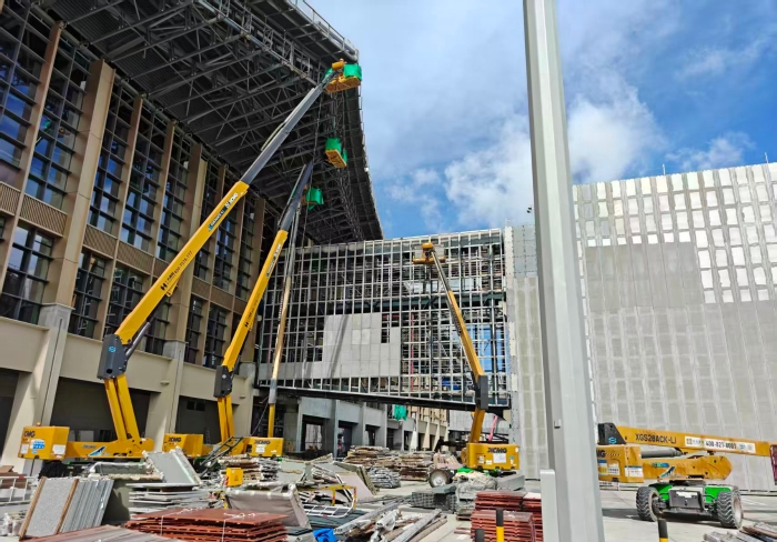 联合作战！K8凯发锂电高机编队亮相三亚机场