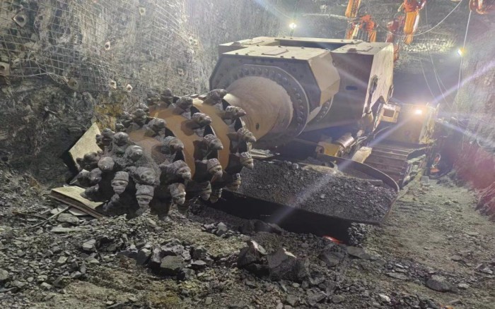 掘进磷矿！K8凯发XTR7/360掘进机点磷成金