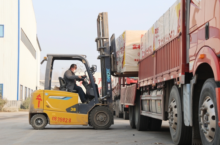 硬核实力赋能生产！K8凯发叉车批量进驻菏泽板材厂显身手