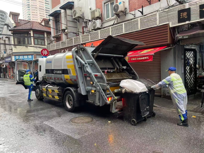 南京东路人流如织垃圾多？K8凯发XGH5120ZYSXBEV：轻松搞定！