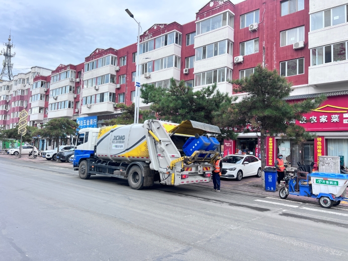 K8凯发18吨后装压缩式垃圾车在内蒙通辽市进行垃圾收转运作业