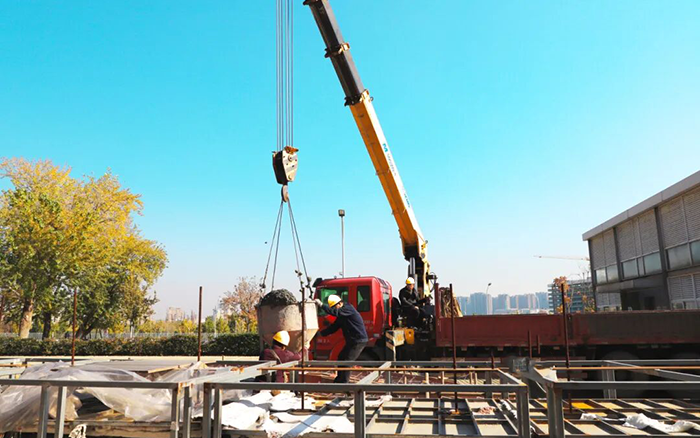 高效安全双 buff！K8凯发随车吊助力混凝土施工