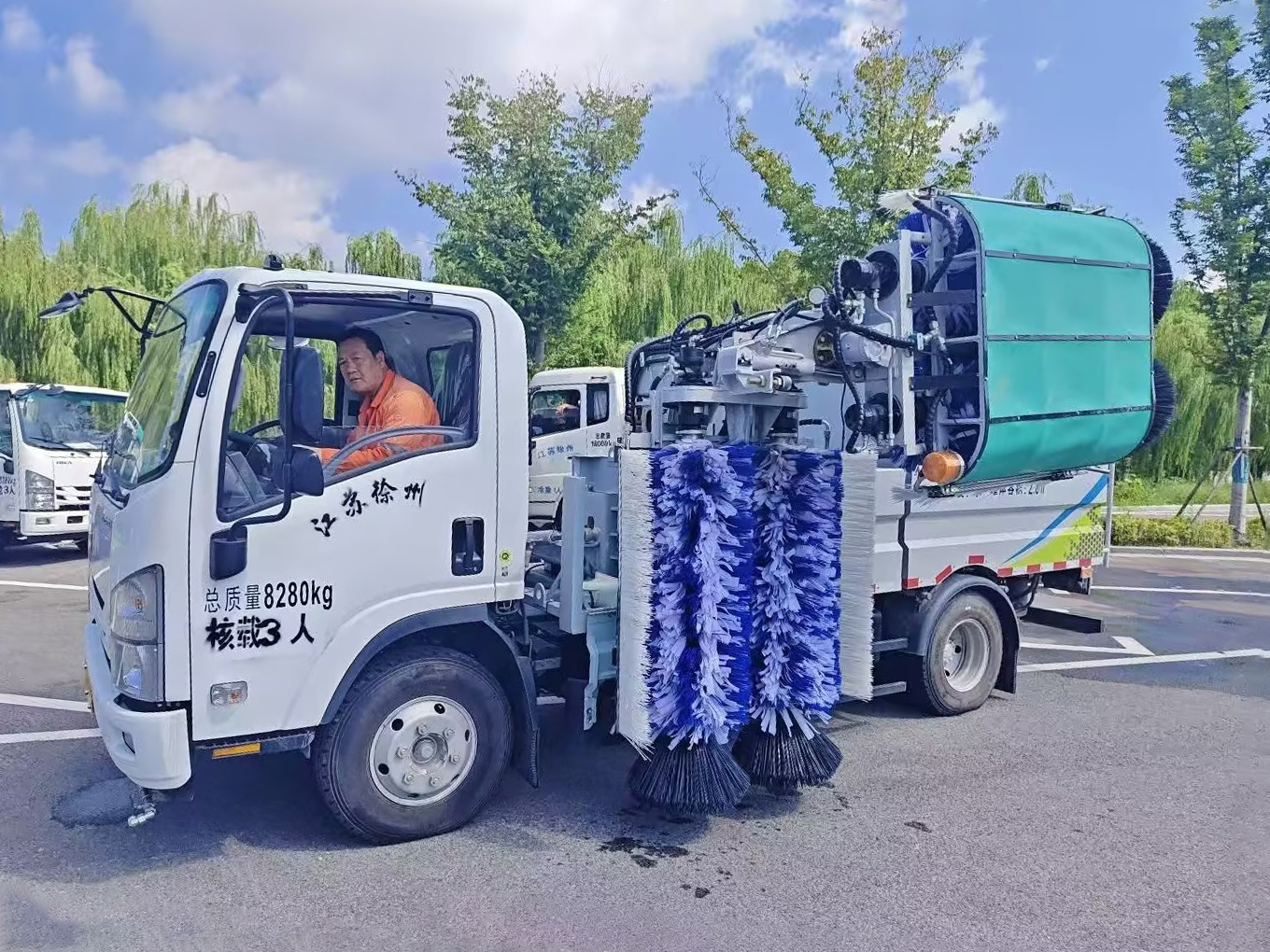 K8凯发护栏清洗车：智慧守护徐州经开区的“城市美学”