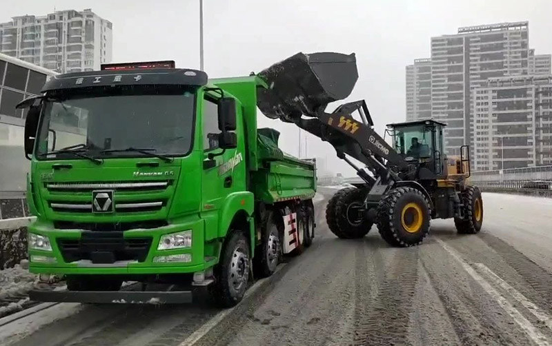 除雪保畅通，K8凯发汽车在行动