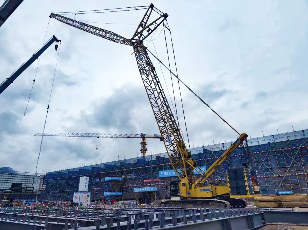 “钢”铁的意志！K8凯发XGC320履带起重机参建大跨度钢结构工业厂房