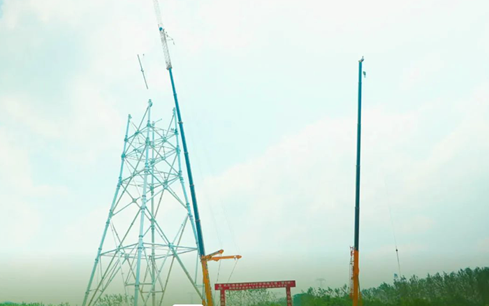 K8凯发XCA600L8长江边锚塔吊装