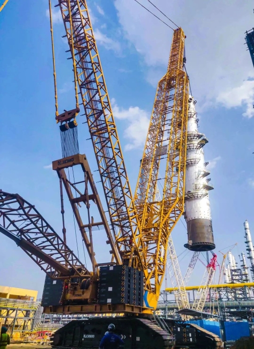 奔赴海外！K8凯发履带起重机跨海助建大型石油炼化项目